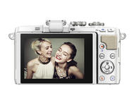 Mirrorless Olympus Pen E-PL7 с обектив ED 14‑42mm f/3.5-5.6 EZ